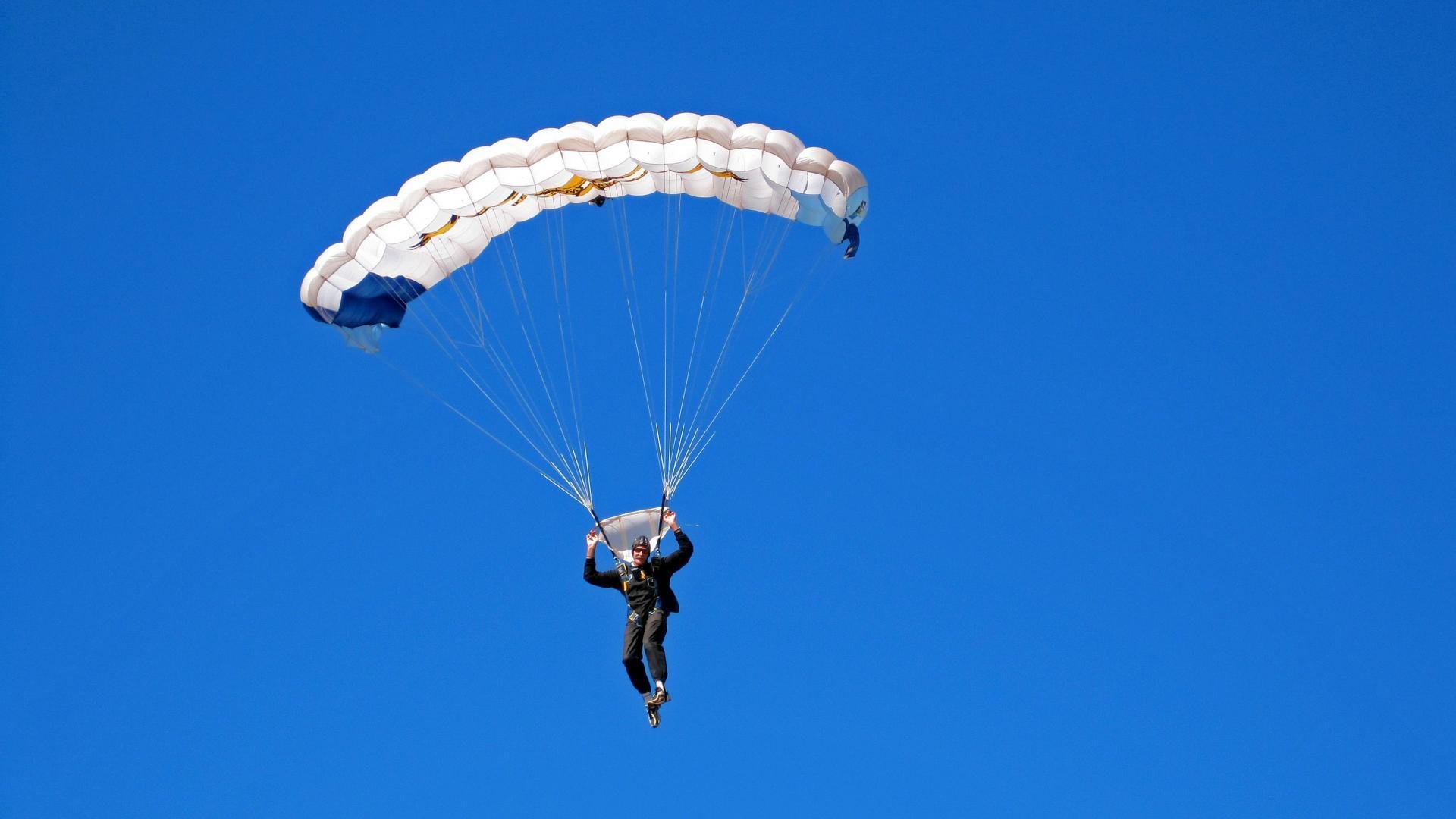 米切尔表示希望通过配合提升团队效率，米切尔的合同